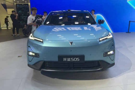 深蓝S05成都车展首发亮相，搭载HUAWEI百万像素智趣光影大灯、4K智趣云台相机