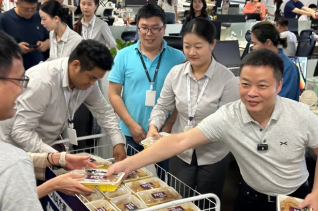 庆祝小鹏 MONA M03 汽车爆单，何小鹏亲自为员工送下午茶