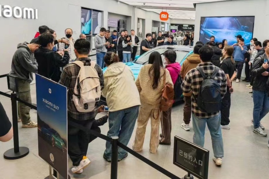 小米汽车“箭上弦”:SU7进店预约看车,排到晚上8点,门店销售明确四款对标车型