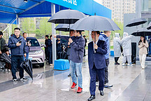 比亚迪总裁王传福山东走访市场 周末冒雨跑县乡市场