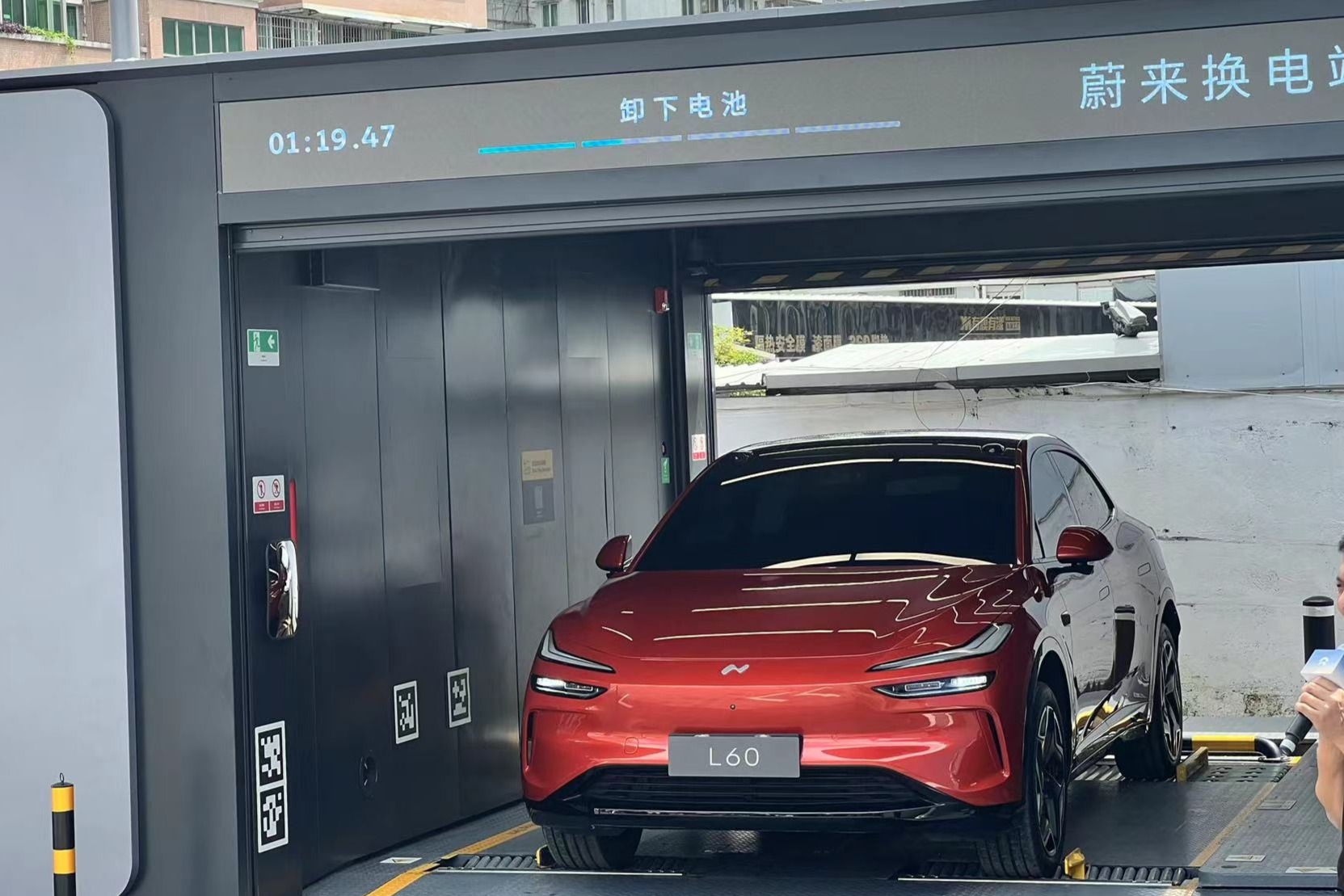 蔚来汽车截至今年 6 月累计布局换电站 2439 座、充电桩 22755 根