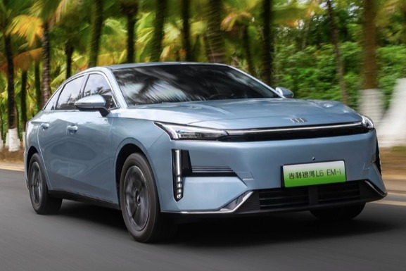 吉利银河L6 EM-i轿车开启预售，CLTC续航超2000km油耗仅2.9L