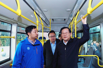 万钢参观福田欧辉全系列氢燃料电池客车 看好氢能发展前景