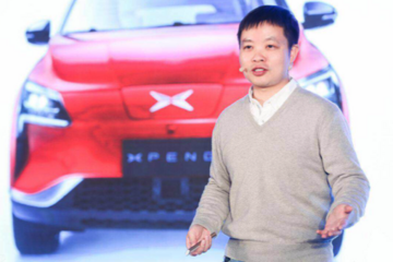 小鹏汽车1.0量产车在北京挂牌上路 董事长何小鹏成为首位车主