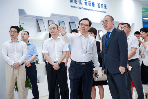 “潘谈会”:王传福要造的房长啥样,潘石屹要造的车又长啥样?