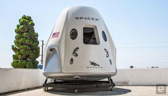 SpaceX公开展示载人飞船 明年有望送宇航员进太空