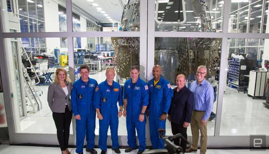 SpaceX公開展示載人飛船 明年有望送宇航員進太空