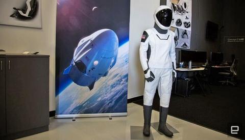 SpaceX公开展示载人飞船 明年有望送宇航员进太空