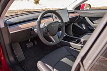 Automotive資深汽車評論員吐槽特斯拉Model 3內飾簡陋