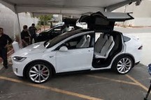 刷三觀 ！奔馳居然用這種方式搞了一輛Model X