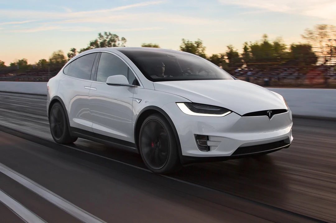 2016-Tesla-Model-X-P90D-front-three-quarter-in-motion.jpg