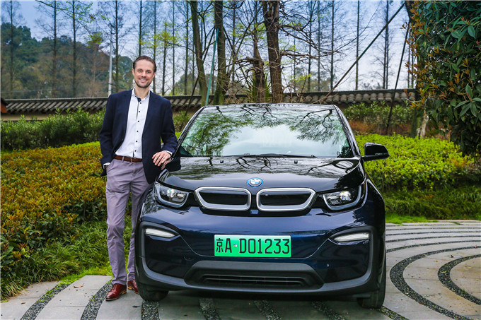 03. 華晨寶馬新能源車品牌管理總監(jiān)馬霆先生與新純電動BMW i3合影.jpg