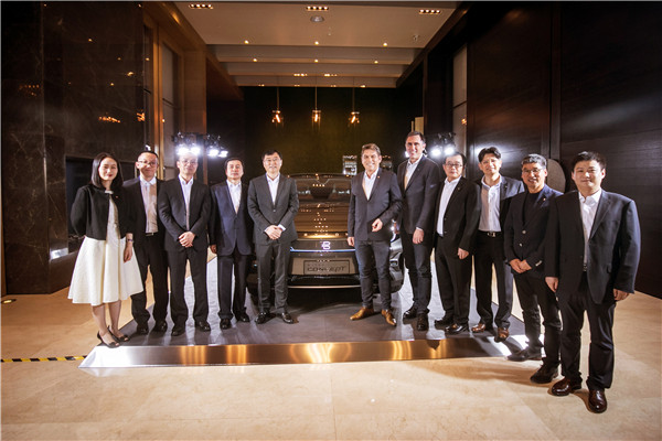BYTON拜腾与中国第一汽车集团双方代表在BYTON拜腾首款概念车前合影.jpg