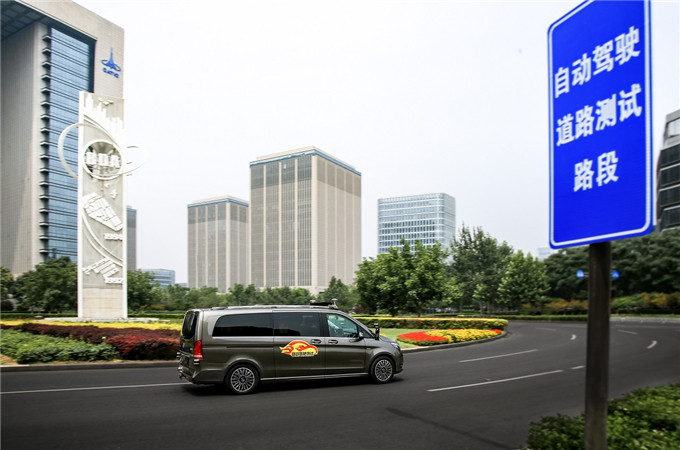 8. 戴姆勒在获得北京市自动驾驶车辆道路测试牌照后，将使用梅赛德斯-奔驰测试车辆在首都北京独特和繁忙的路况中展开道路实测.jpg
