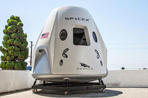 SpaceX公开展示载人飞船 明年有望送宇航员进太空