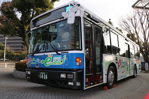 Чистые исследования и разработки Японские университеты Nissan предоставляют техническую поддержку для электрических автобусов