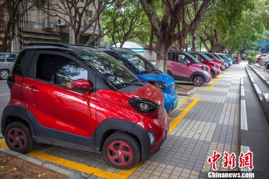 资料图：柳州市从各城区调整出两座新能源汽车专用停车泊位。　曹伟军 摄