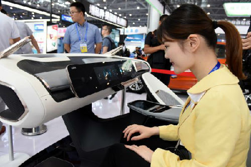  5月25日，观众在2018世界制造业大会上体验奇瑞汽车的未来自动驾驶座舱。（新华社）