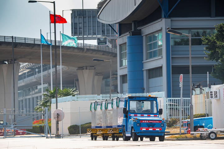 驭势科技无人物流车在香港国际机场内运送行李