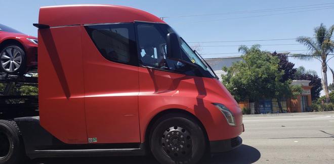 特斯拉季度末遇物流問題 Semi原型車被用來運(yùn)輸交付新車