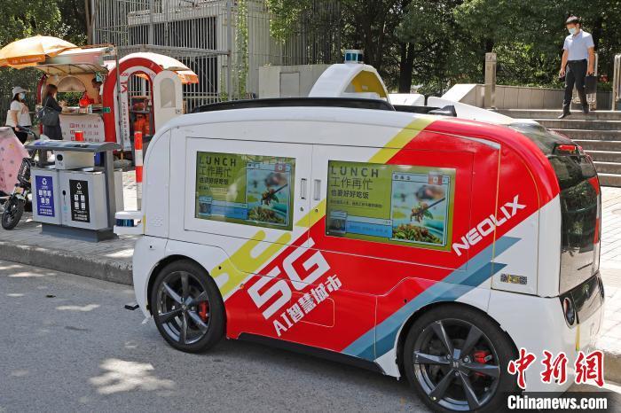 無人餐車停靠在地鐵出入口，方便市民購買早餐?！∫罅⑶?攝