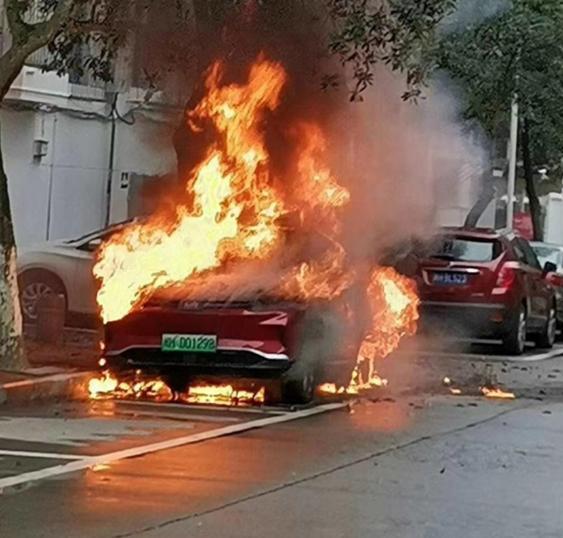 威馬汽車回應電動出租車自燃事件：系電池問題