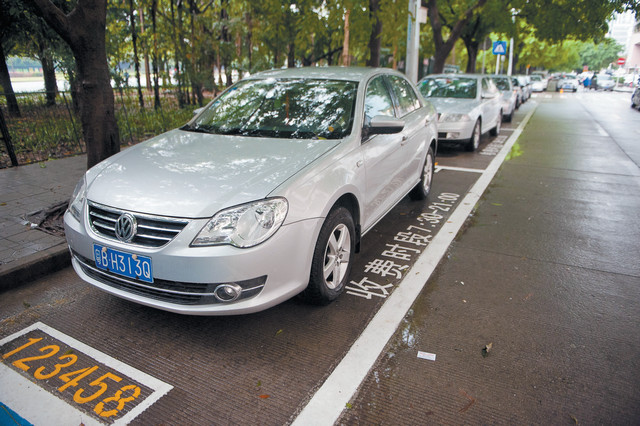 Первые 2 часа бесплатны.Шэньчжэнь продолжит политику льготной парковки для транспортных средств на новых источниках энергии.
