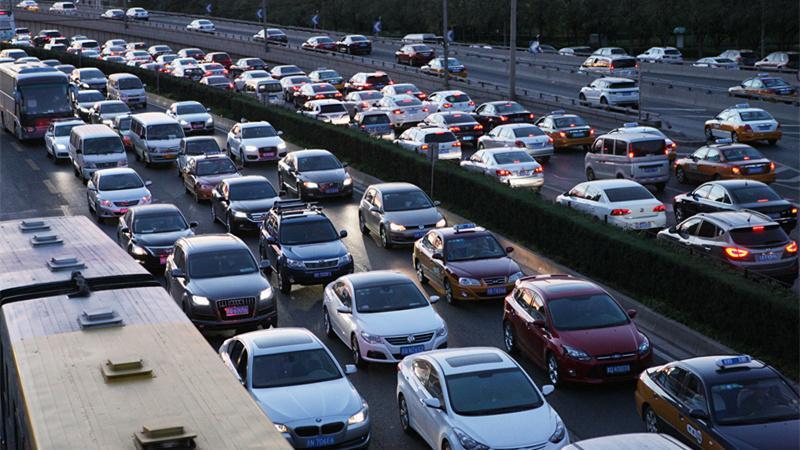 С 22 декабря Пекин приостановит введение ограничений на вождение автотранспортных средств по последнему номеру.