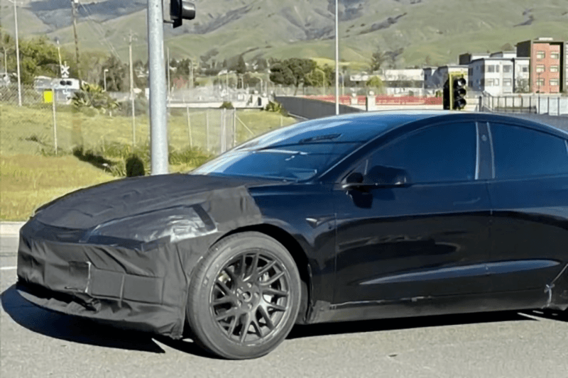 Обнародованы шпионские фотографии новой Tesla Model 3. Кузов удлинён, а салон капитально переработан?