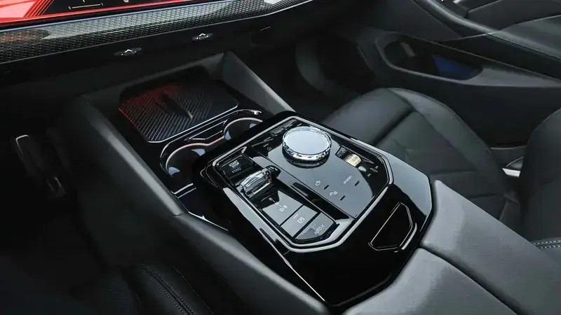 宝马5系首款纯电动车i5正式下线 明年引入国内