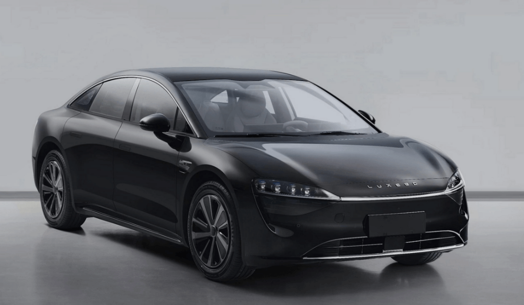 全新智界S7實(shí)車現(xiàn)身，軸距2930mm，配鴻蒙4系統(tǒng)，競(jìng)爭(zhēng)比亞迪漢EV