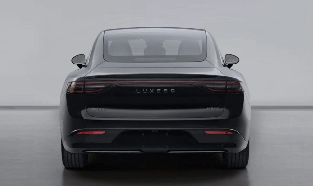 全新智界S7實(shí)車現(xiàn)身，軸距2930mm，配鴻蒙4系統(tǒng)，競爭比亞迪漢EV