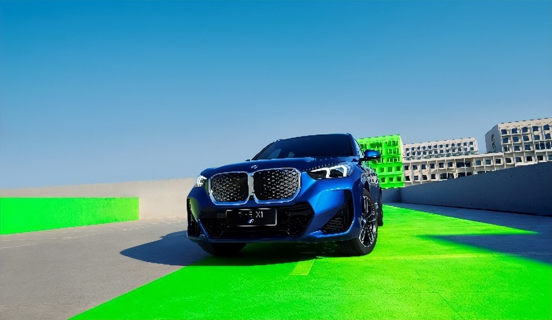 Полностью электрический BMW iX1 от BMW продается по цене от 299 900 юаней.