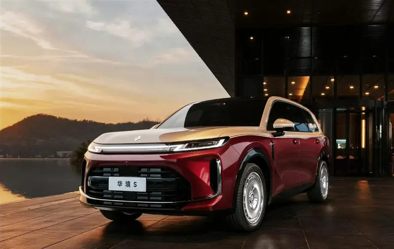 华境S炽焰鎏金色官图，尺寸与问界M9相当，是一款插混6座大型SUV。车身长度52