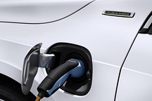 郑州首张新能源汽车号牌诞生 一车主摘“炸弹号”