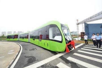 全球首个无人驾驶公交在深圳试运行