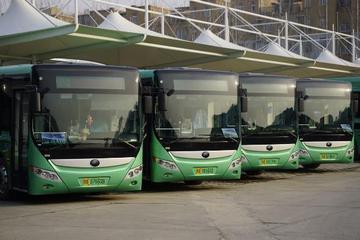 河南郑州：“绿色”新能源号牌首次亮相BRT公交车