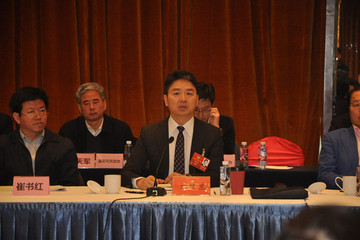 全国政协委员刘强东：电动物流车成本高，求补贴和免费充电桩