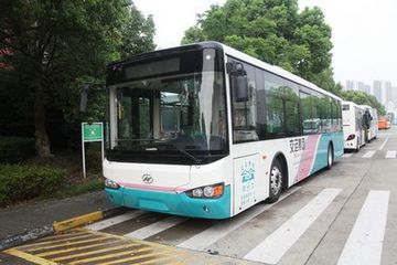 青岛大规模更换纯电动公交 公交盲区千万当心