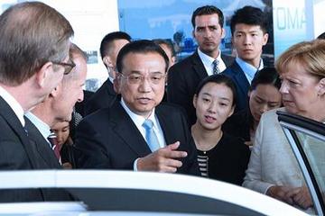 为自动驾驶打Call 中德总理试乘无人车