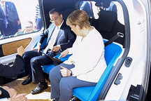 访德压轴戏，李克强与默克尔乘坐自动驾驶汽车