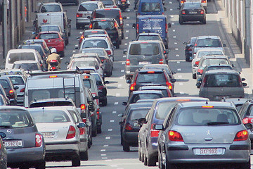 汽车合资品牌加速求变，纯电、混动双向推进