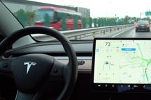 体验Model 3自动辅助导航驾驶：远不够完美，却难掩魅力