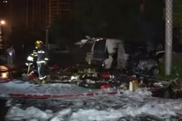 江苏南京电动汽车充电起火，旁边多辆车被烧毁！ 