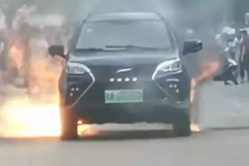 又一家新勢(shì)力自燃！云度新能源汽車(chē)街頭自燃火勢(shì)迅猛