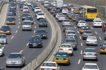 最嚴(yán)外地車限行新政實(shí)施后：公交快擠爆了，租京牌價(jià)格飆升