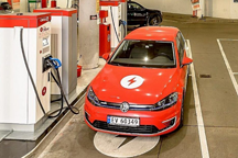 石油大國是怎樣變成電動汽車天堂的？
