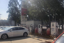 建在加油站內(nèi)的充電樁：是誰坐不住了？