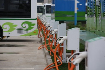 国际油价暴跌，是否让电动车减速？