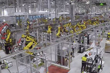 特斯拉官方视频显示：上海超级工厂内有数百个机器人在工作